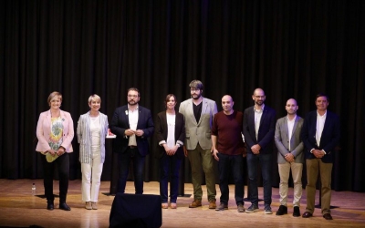 Els vuit alcaldables, en la foto de família inicial amb el presentador, Xavi Bundó | Juanma Peláez